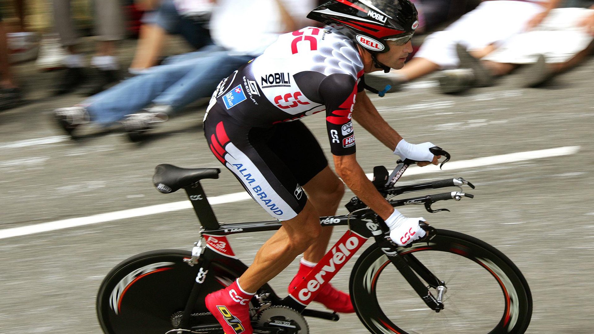 菲尼克斯太阳首回合惊险巴黎圣日耳曼，约基奇砍下16记关键球，全场沸腾